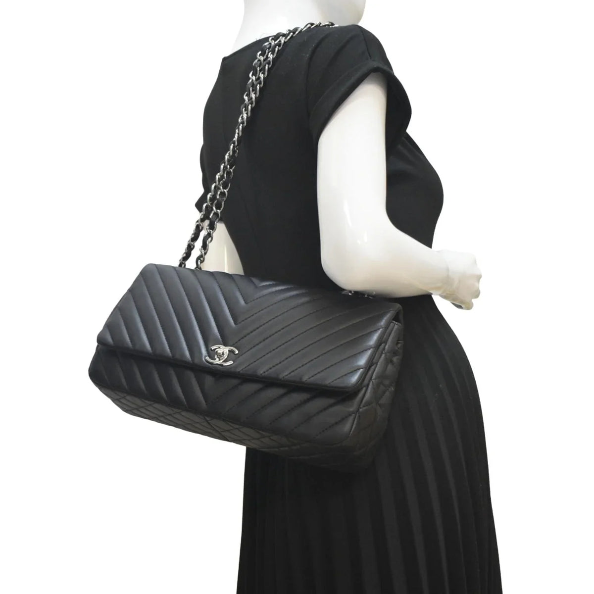 Pre-Owned CHANEL Sizeurpique Chevron Medium Lambskin Leather Flap Crossbody Bag Black