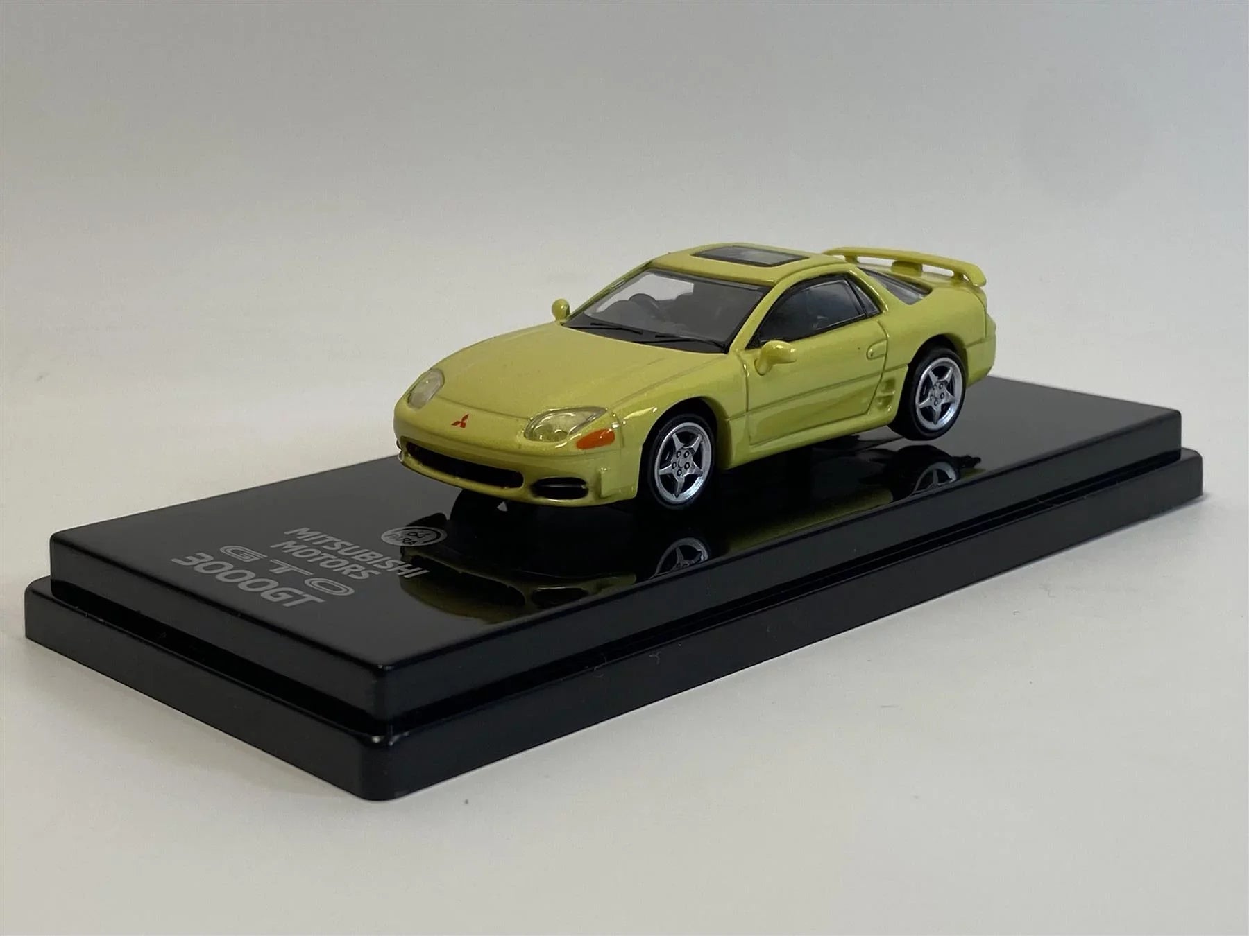 Mitsubishi 3000GT GTO Martinique Yellow Pearl RHD 1:64 Paragon 65137